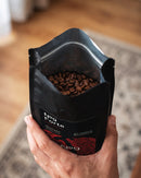 Odprta 500 g vrečka No.9 Caffè Forte, napolnjena s praženimi kavnimi zrni.