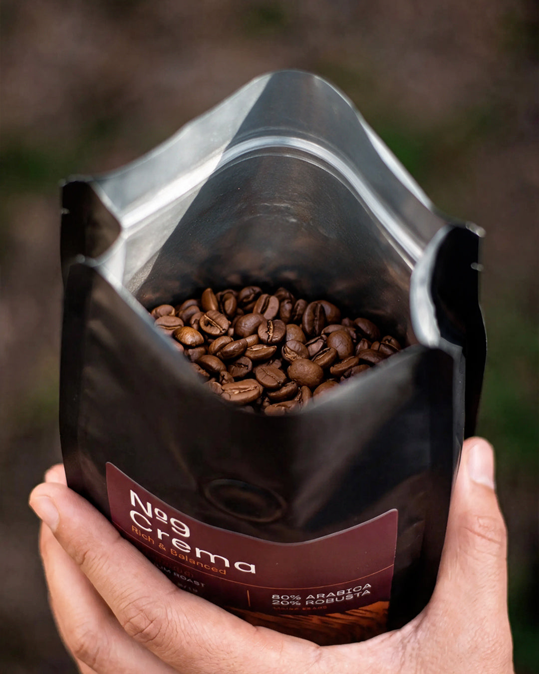 Odprta 500 g vrečka kave v zrnju No.9 Caffè Crema, napolnjena s praženimi kavnimi zrni.