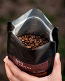 Odprta 500 g vrečka kave v zrnju No.9 Caffè Crema, napolnjena s praženimi kavnimi zrni.