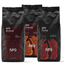 Tri 500 g vrečke kave v zrnju No.9 Caffè: Aroma s 100 % arabike, Crema z 80 % arabike in 20 % robuste ter Forte s 15 % arabike in 85 % robuste.